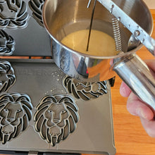 Lade das Bild in den Galerie-Viewer, Löwenwaffel mit Backequipment