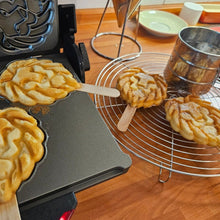 Lade das Bild in den Galerie-Viewer, Löwenwaffel frisch gebacken